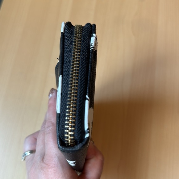 X print Clutch with hot pink interior - Picture 9 of 9